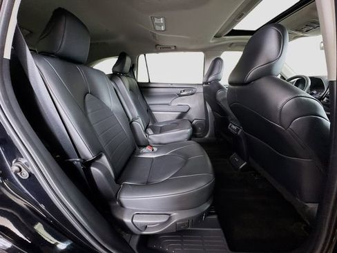 Used 2023 Toyota Highlander XLE AWD/4WD image 29