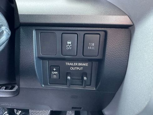 Used 2018 Toyota Tundra SR5 w/ SR5 Upgrade Package AWD/4WD image 25