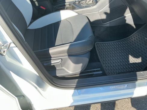 Certified 2025 Volkswagen Taos SEL w/ Black Wheel Plus Package image 32