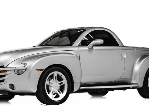 Used 2004 Chevrolet SSR w/ Preferred Equipment Group image 2