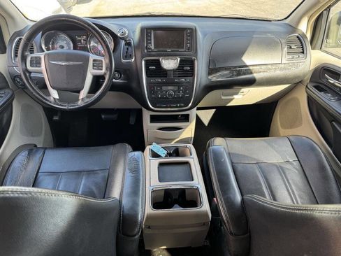 Used 2015 Chrysler Town & Country Touring w/ Driver Convenience Group image 9