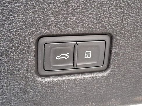 Used 2019 Audi Q8 Prestige image 24