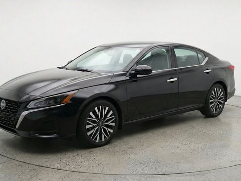 Used 2025 Nissan Altima 2.5 SV FWD image 3