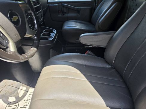 Used 2018 Chevrolet Express 2500 w/ Driver Convenience Package RWD image 8