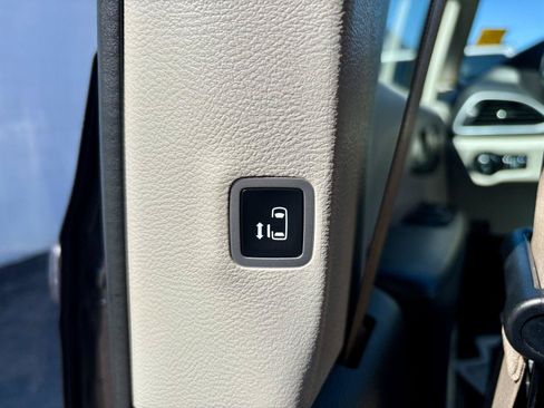 Used 2020 Chrysler Pacifica Limited FWD image 40