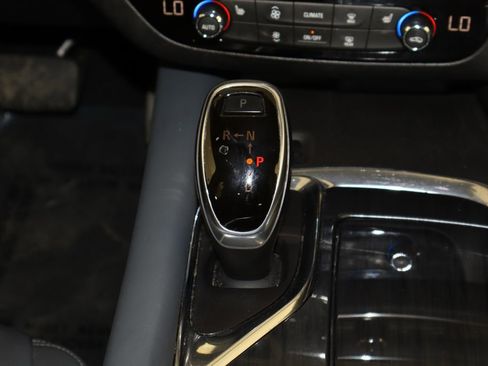 Used 2019 Buick Enclave Essence FWD image 13
