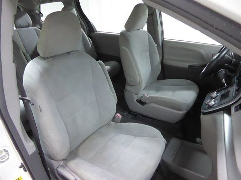 Used 2016 Toyota Sienna L image 20