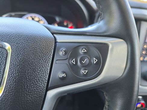 Used 2023 GMC Acadia SLT w/ Technology Package image 17