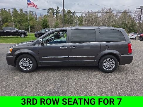 Used 2016 Chrysler Town & Country Touring-L FWD image 6