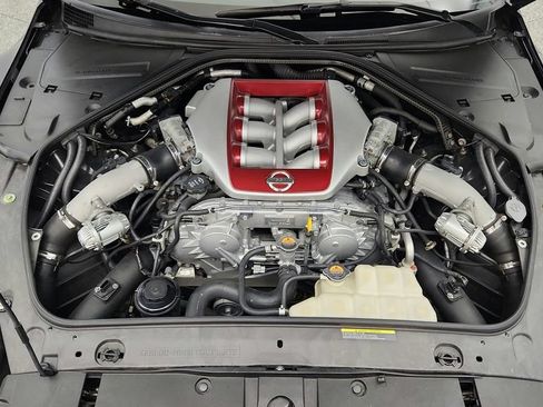 Used 2018 Nissan GT-R Premium AWD/4WD image 15