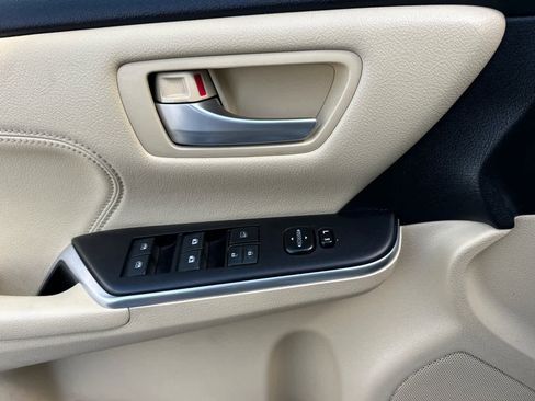 Used 2017 Toyota Camry XLE image 12