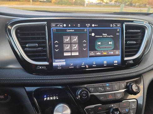 Used 2025 Chrysler Pacifica Select image 15