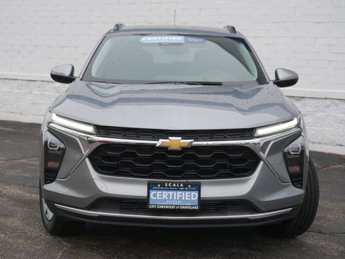 Used 2025 Chevrolet Trax LT w/ LT Convenience Package image 5
