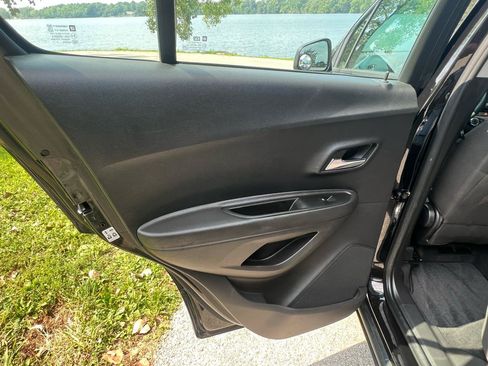 Used 2020 Chevrolet Trax LS FWD image 16