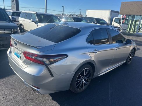 Used 2024 Toyota Camry SE image 3