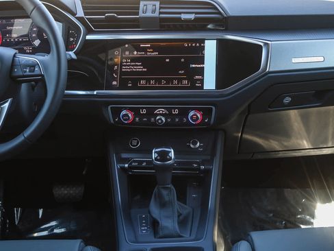 New 2025 Audi Q3 2.0T Premium image 17