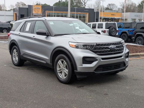 Used 2021 Ford Explorer XLT image 3
