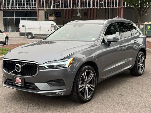 Used 2021 Volvo XC60 T5 Momentum w/ Premium Package AWD/4WD image 3