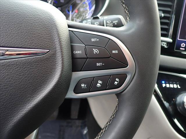 Used 2024 Chrysler Pacifica Touring-L FWD image 16