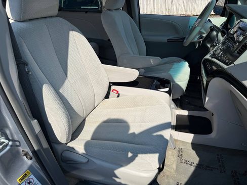 Used 2014 Toyota Sienna LE FWD image 36