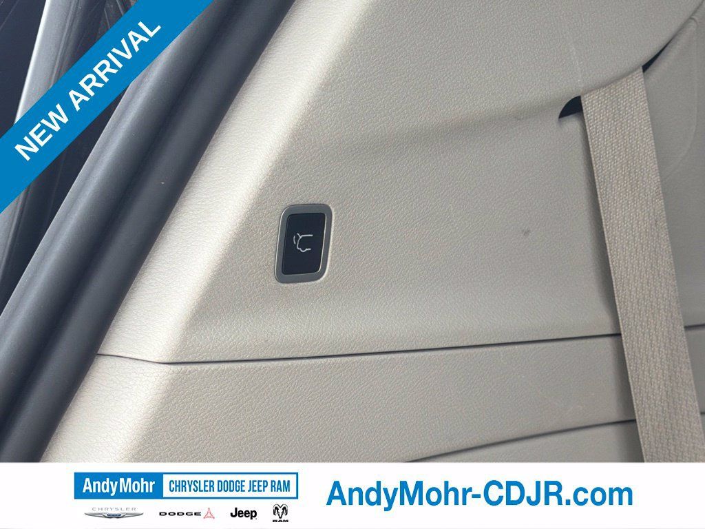 Used 2024 Chrysler Pacifica Touring-L FWD image 24