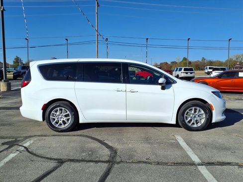 Used 2023 Chrysler Voyager LX image 8