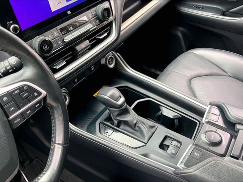 Used 2024 Toyota Grand Highlander Limited AWD/4WD image 16