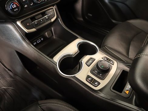 Used 2023 GMC Terrain Denali image 9