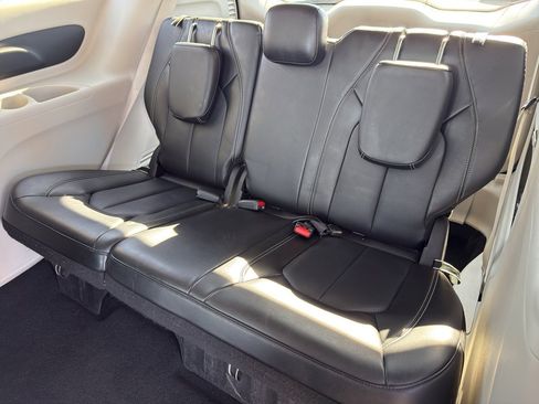 Used 2024 Chrysler Pacifica Touring-L image 25