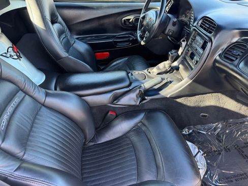 Used 2004 Chevrolet Corvette Convertible w/ Preferred Equipment Group RWD image 11