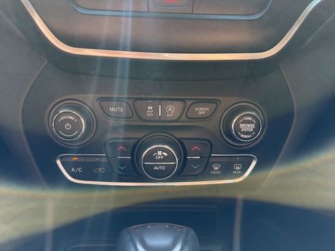 Used 2019 Jeep Cherokee Latitude Plus w/ Comfort/Convenience Group FWD image 21