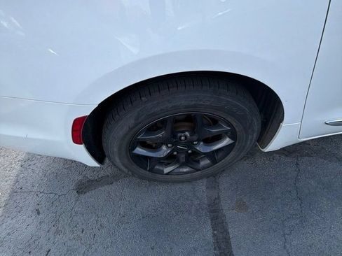 Used 2018 Chrysler Pacifica Touring-L w/ Tire & Wheel Group FWD image 11