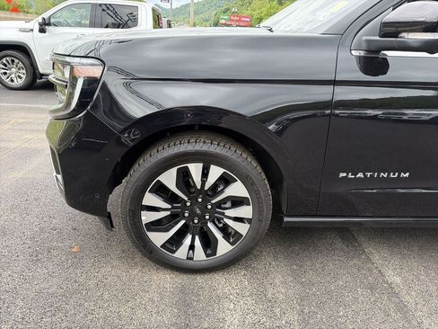 Used 2025 Ford Expedition Platinum w/ Driver's Package AWD/4WD image 9