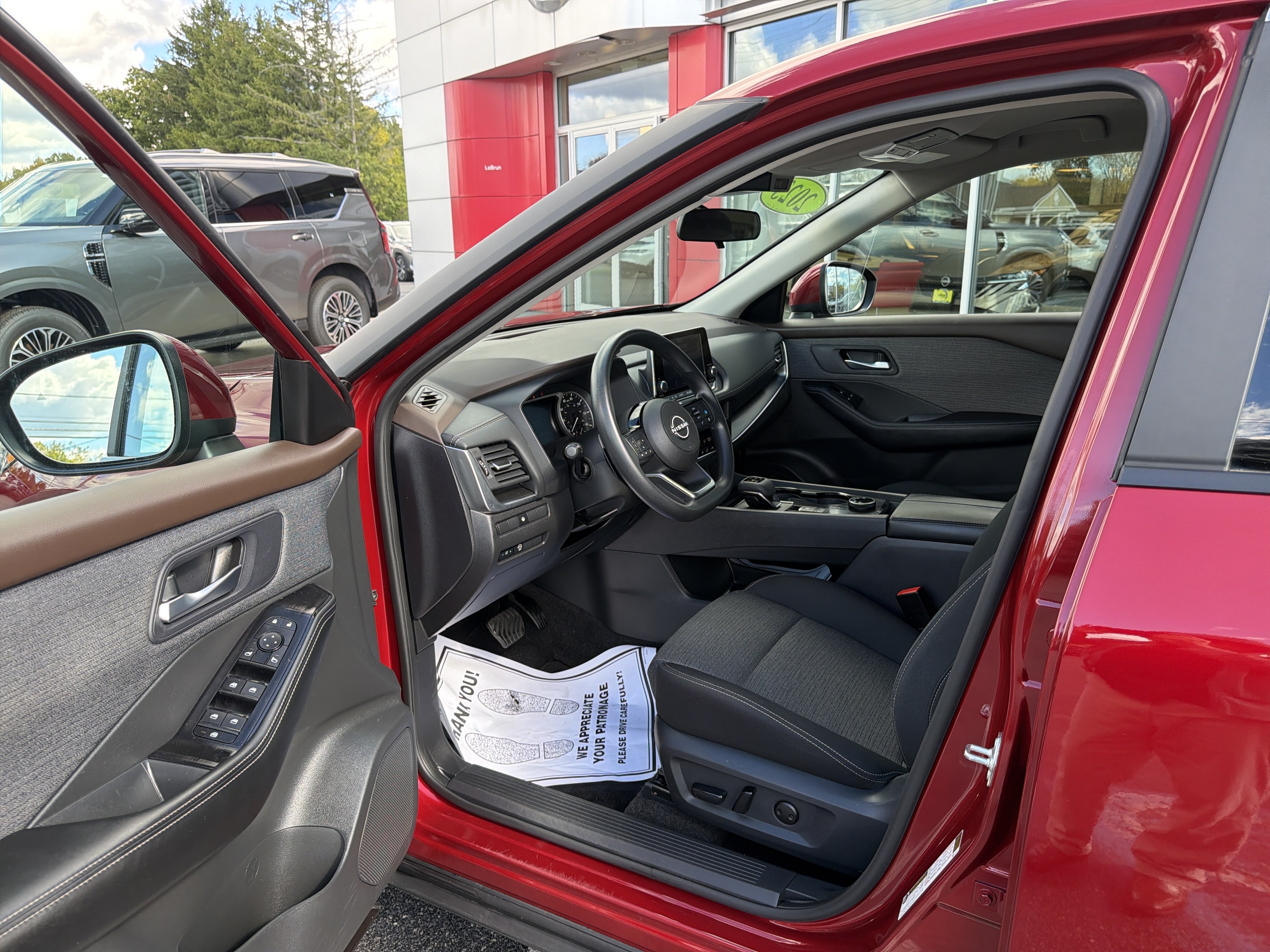 Used 2023 Nissan Rogue SV AWD/4WD image 2