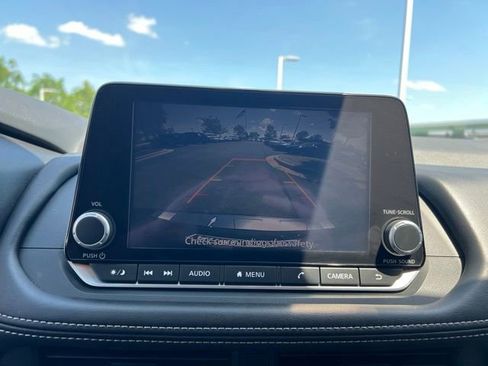 Used 2025 Nissan Rogue SV w/ SV Premium Package FWD image 18