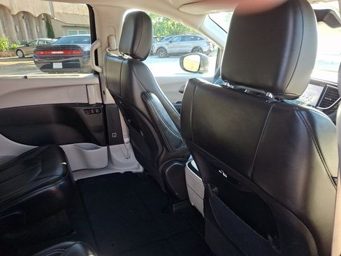Used 2023 Chrysler Pacifica Touring-L FWD image 14