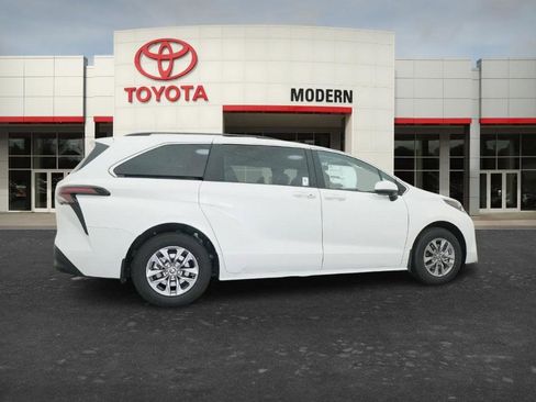 New 2026 Toyota Sienna XLE image 8