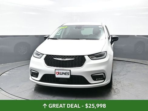 Used 2024 Chrysler Pacifica Touring-L image 7