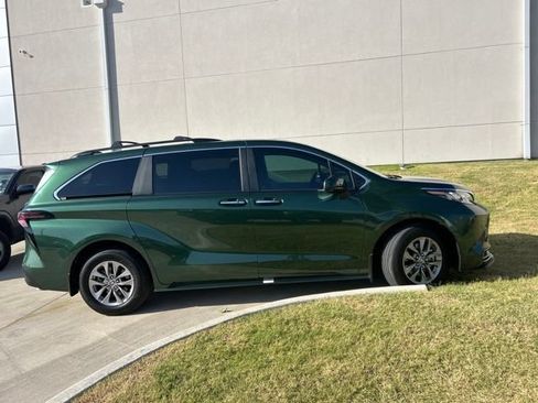 Used 2025 Toyota Sienna XLE FWD image 2