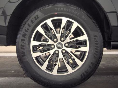 Used 2025 Ford Expedition Platinum image 8