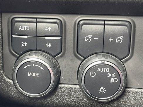 Used 2023 Chevrolet Suburban Premier image 22