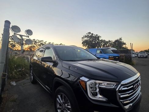 Used 2024 GMC Terrain SLT image 2