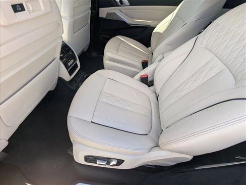 Used 2022 BMW X7 xDrive40i w/ Executive Package image 19