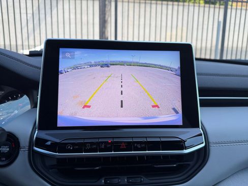 Used 2025 Jeep Compass Limited image 17