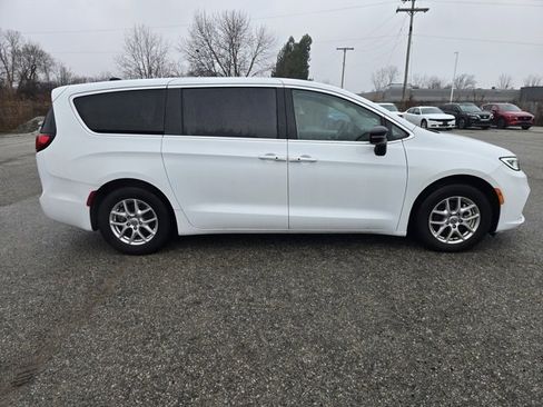 Used 2024 Chrysler Pacifica Touring-L image 2