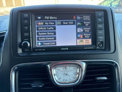 Used 2013 Chrysler Town & Country Touring-L w/ Entertainment Group #2 FWD image 16