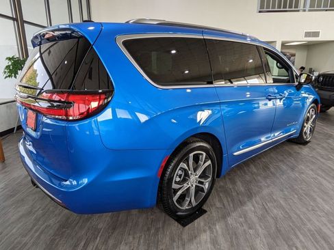 New 2026 Chrysler Pacifica Pinnacle w/ Trailer Tow Group FWD image 3