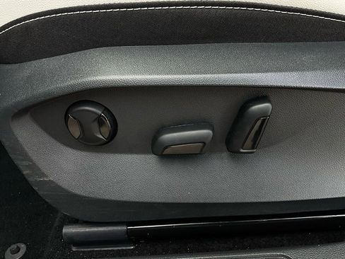 Used 2025 Volkswagen Taos SE image 11