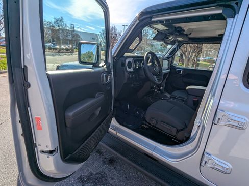 Used 2024 Jeep Wrangler Sport S image 8