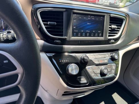 Used 2018 Chrysler Pacifica Touring Plus FWD image 17
